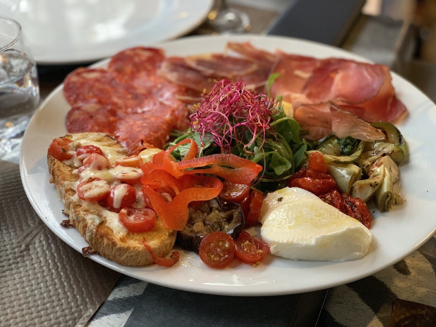 Assiette d’antipasti : charcuterie, bruschetta, mozzarella, légumes grillés