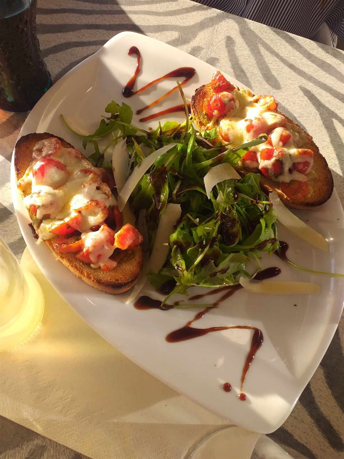 Bruschette gratinées avec salade de roquette et vinaigre balsamique