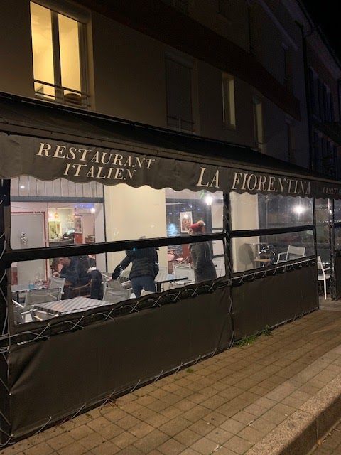 La façade de La Fiorentina de nuit, enseigne « Restaurant italien » et terrasse vitrée
