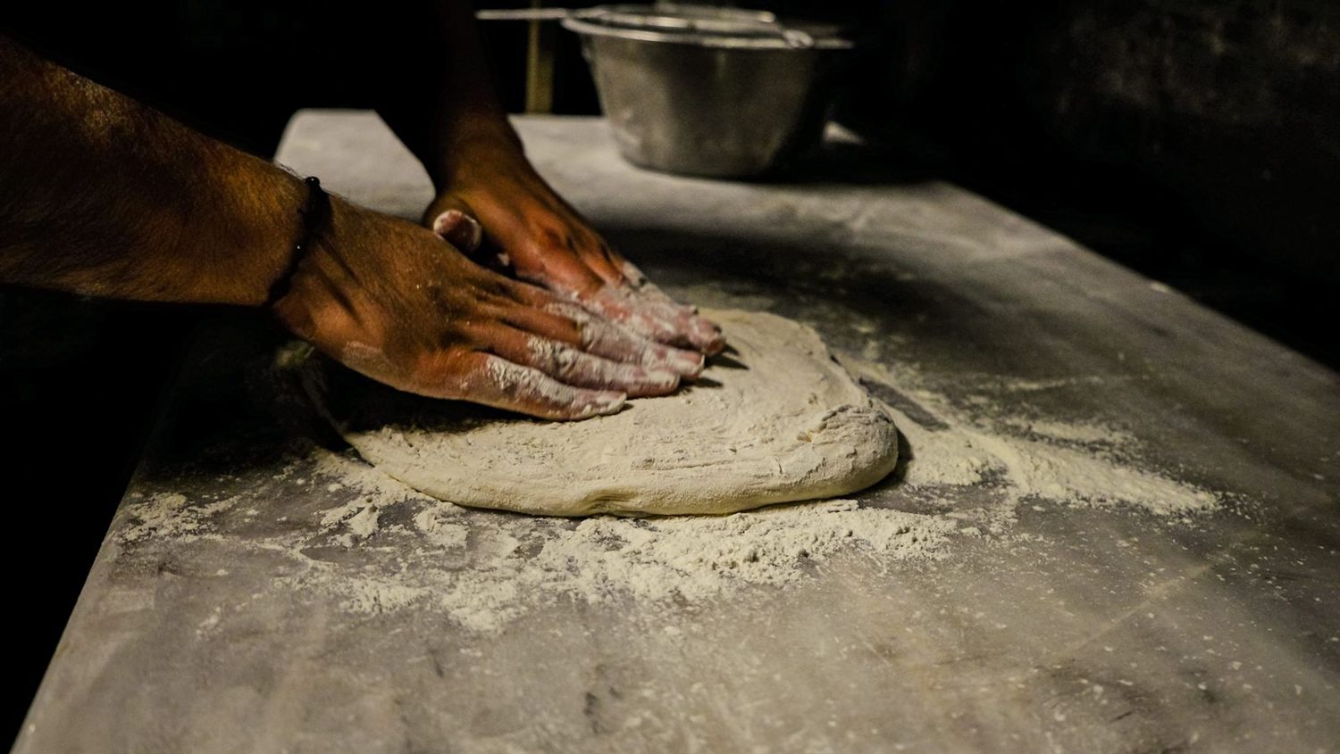 Mains farinées sur une pâte à pizza