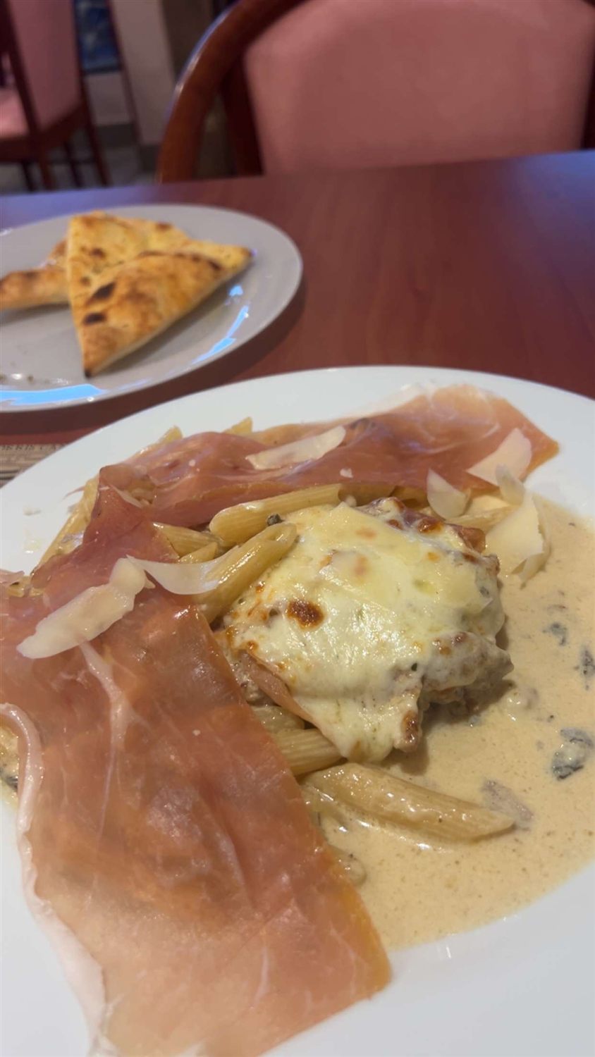 Penne au jambon cru, crème et mozzarella gratinée