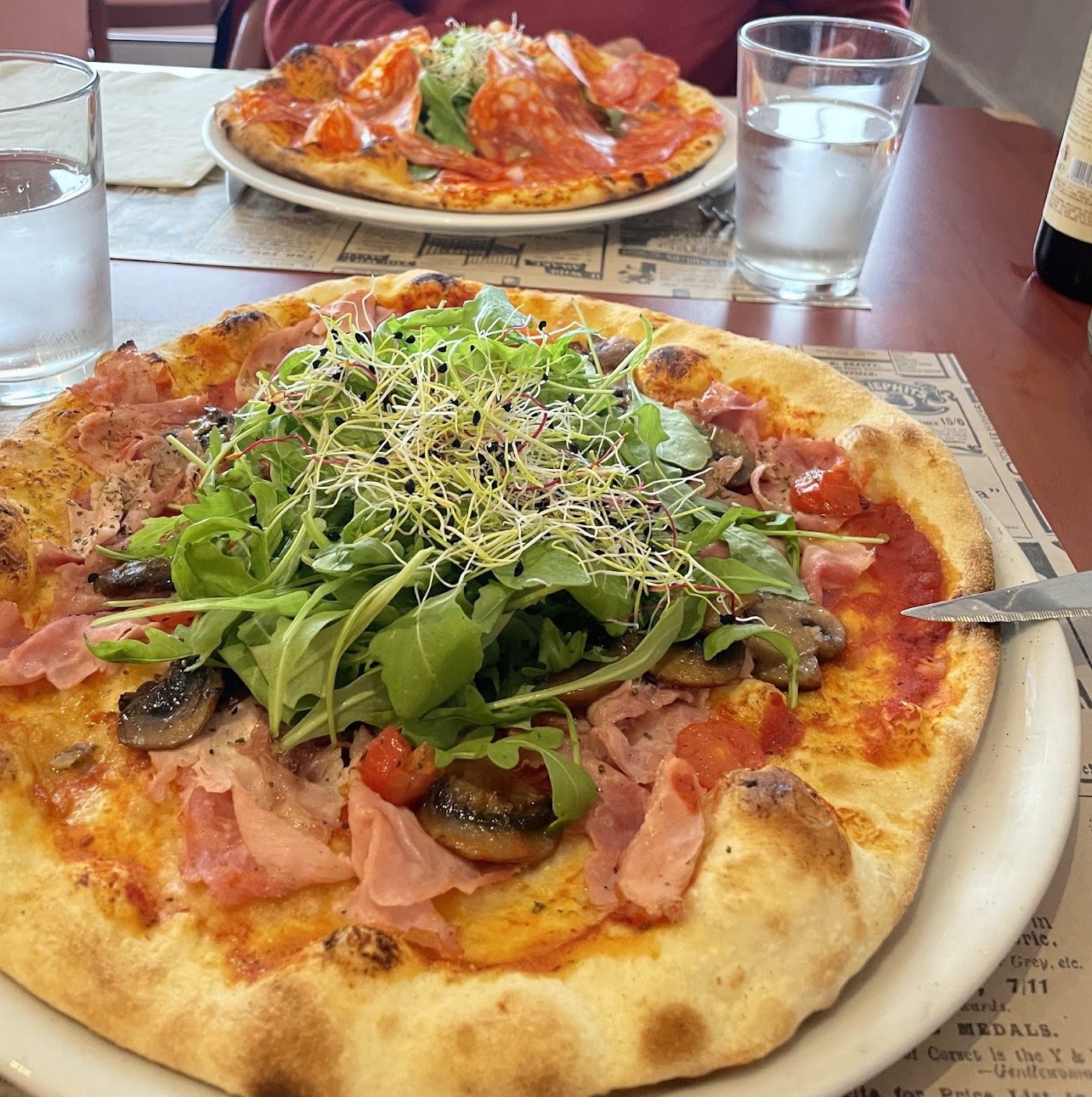 Pizza au jambon, champignons et roquette